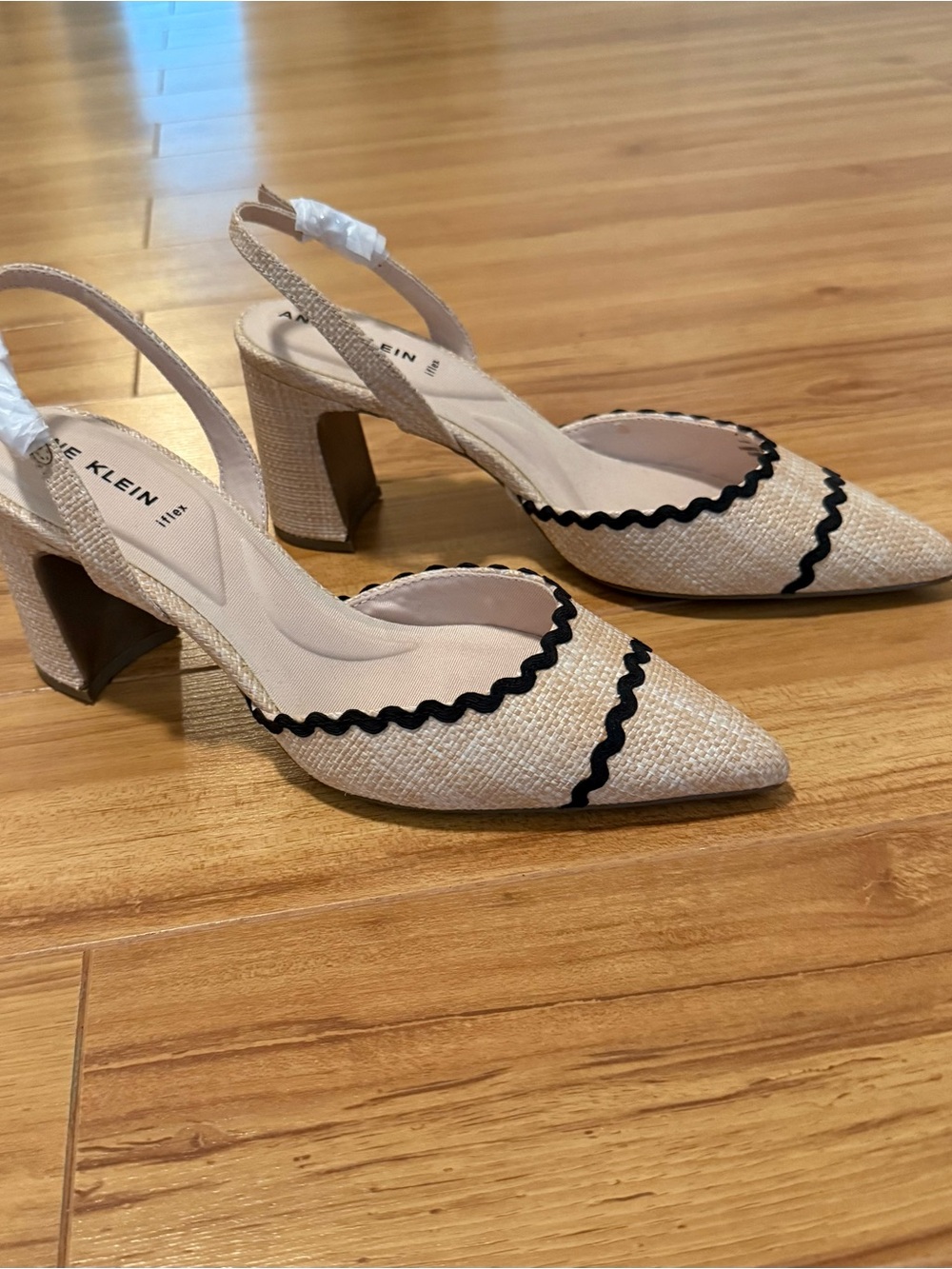 Anne Klein Beige Pointed-Toe Slingback Heels. Scallop Trim. BRAND NEW 9 1/2